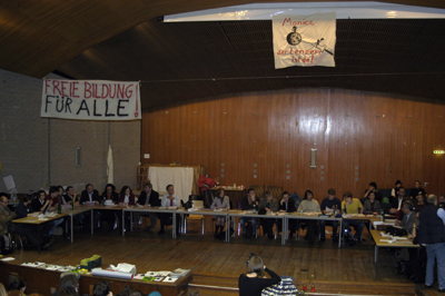 Der Akademische Senat muss den Studierenden Rede und Antwort stehen.