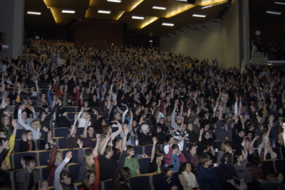 Vollversammlung beim Abstimmen